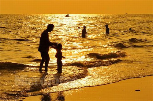 看着疲惫的双眼是什么歌（带有疲惫了双眼的歌词）